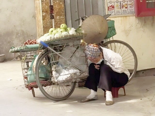 Giấc ngủ trưa vội vã của cô bán hoa quả dạo giữa trời Hà Nội nắng nóng, hình ảnh đời thường khiến nhiều người xót xa