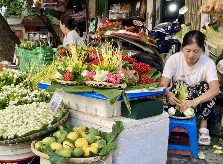 View - Người dân Hà Nội hối hả đi chợ Rằm tháng 7, thị trường nhộn nhịp từ sáng tinh mơ, 2 triệu đồng là đủ mâm cỗ | Báo Tri thức và Cuộc sống - TIN TỨC PHỔ BIẾN KIẾN THỨC 24H