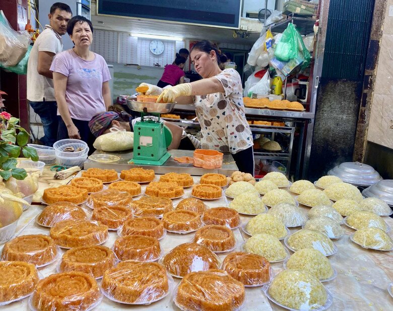 View - Người dân Hà Nội hối hả đi chợ Rằm tháng 7, thị trường nhộn nhịp từ sáng tinh mơ, 2 triệu đồng là đủ mâm cỗ | Báo Tri thức và Cuộc sống - TIN TỨC PHỔ BIẾN KIẾN THỨC 24H