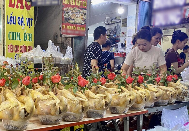 View - Người dân Hà Nội hối hả đi chợ Rằm tháng 7, thị trường nhộn nhịp từ sáng tinh mơ, 2 triệu đồng là đủ mâm cỗ | Báo Tri thức và Cuộc sống - TIN TỨC PHỔ BIẾN KIẾN THỨC 24H