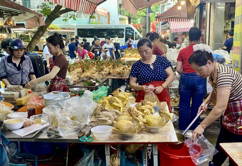 View - Người dân Hà Nội hối hả đi chợ Rằm tháng 7, thị trường nhộn nhịp từ sáng tinh mơ, 2 triệu đồng là đủ mâm cỗ | Báo Tri thức và Cuộc sống - TIN TỨC PHỔ BIẾN KIẾN THỨC 24H