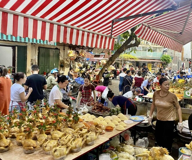 View - Người dân Hà Nội hối hả đi chợ Rằm tháng 7, thị trường nhộn nhịp từ sáng tinh mơ, 2 triệu đồng là đủ mâm cỗ | Báo Tri thức và Cuộc sống - TIN TỨC PHỔ BIẾN KIẾN THỨC 24H