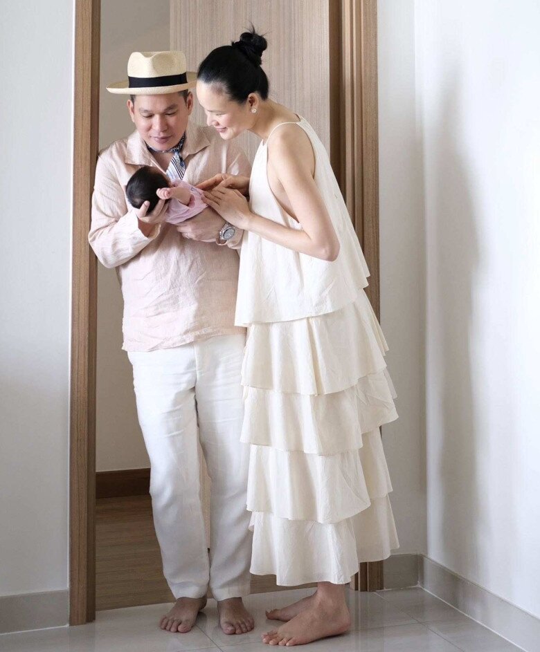 View - Siêu mẫu Việt khoe nhan sắc rạng ngời sau 10 ngày sinh con, cùng chồng Tiến sĩ và công chúa nhỏ chụp ảnh mừng 2/9 | Báo Tri thức và Cuộc sống - TIN TỨC PHỔ BIẾN KIẾN THỨC 24H