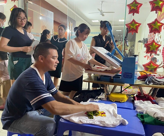 View - Góc dễ thương: Nhóm bạn trẻ đi khắp Hà Nội in áo miễn phí và món quà đặc biệt dành tặng các cựu chiến binh | Báo Tri thức và Cuộc sống - TIN TỨC PHỔ BIẾN KIẾN THỨC 24H