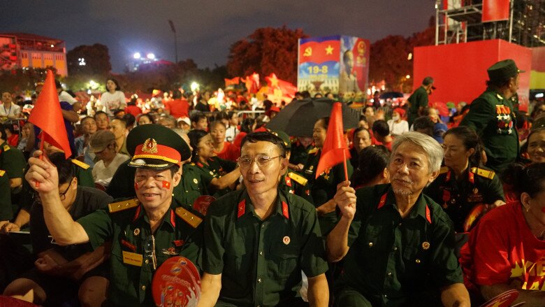 View - Hà Nội mưa lớn nhưng người dân quyết “cắm trại” xuyên đêm chờ xem tổng duyệt, khu vực ưu tiên được chuẩn bị chu đáo | Báo Tri thức và Cuộc sống - TIN TỨC PHỔ BIẾN KIẾN THỨC 24H