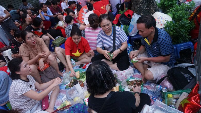 View - Hà Nội mưa lớn nhưng người dân quyết “cắm trại” xuyên đêm chờ xem tổng duyệt, khu vực ưu tiên được chuẩn bị chu đáo | Báo Tri thức và Cuộc sống - TIN TỨC PHỔ BIẾN KIẾN THỨC 24H