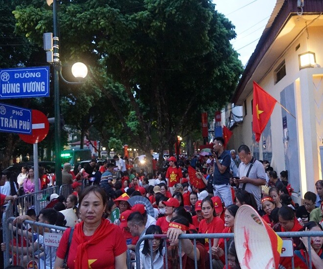 View - Hà Nội mưa lớn nhưng người dân quyết “cắm trại” xuyên đêm chờ xem tổng duyệt, khu vực ưu tiên được chuẩn bị chu đáo | Báo Tri thức và Cuộc sống - TIN TỨC PHỔ BIẾN KIẾN THỨC 24H