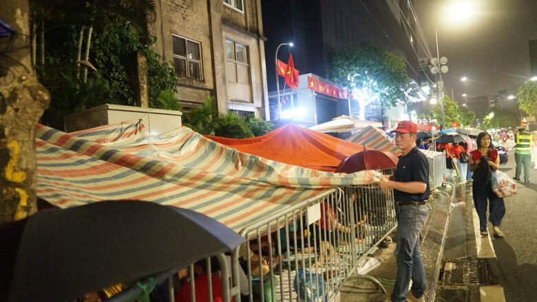 View - Hà Nội mưa lớn nhưng người dân quyết “cắm trại” xuyên đêm chờ xem tổng duyệt, khu vực ưu tiên được chuẩn bị chu đáo | Báo Tri thức và Cuộc sống - TIN TỨC PHỔ BIẾN KIẾN THỨC 24H