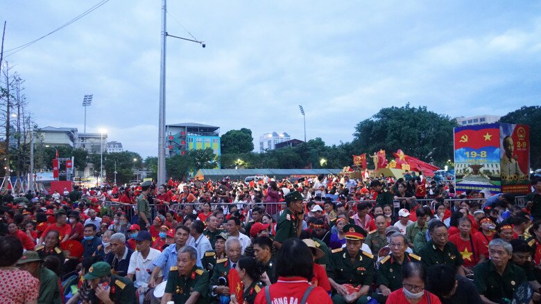 View - Hà Nội mưa lớn nhưng người dân quyết “cắm trại” xuyên đêm chờ xem tổng duyệt, khu vực ưu tiên được chuẩn bị chu đáo | Báo Tri thức và Cuộc sống - TIN TỨC PHỔ BIẾN KIẾN THỨC 24H