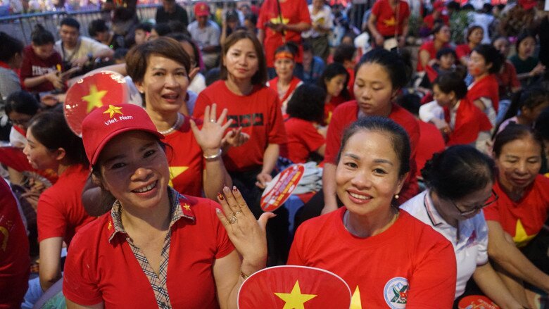 View - Hà Nội mưa lớn nhưng người dân quyết “cắm trại” xuyên đêm chờ xem tổng duyệt, khu vực ưu tiên được chuẩn bị chu đáo | Báo Tri thức và Cuộc sống - TIN TỨC PHỔ BIẾN KIẾN THỨC 24H