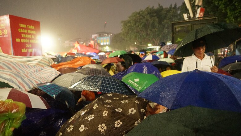 View - Hà Nội mưa lớn nhưng người dân quyết “cắm trại” xuyên đêm chờ xem tổng duyệt, khu vực ưu tiên được chuẩn bị chu đáo | Báo Tri thức và Cuộc sống - TIN TỨC PHỔ BIẾN KIẾN THỨC 24H