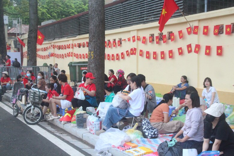 View - Một ngày trước buổi Tổng duyệt: Người dân háo hức từ 4h sáng, chuẩn bị sẵn cơm nắm thức xuyên đêm chờ xem diễu binh | Báo Tri thức và Cuộc sống - TIN TỨC PHỔ BIẾN KIẾN THỨC 24H