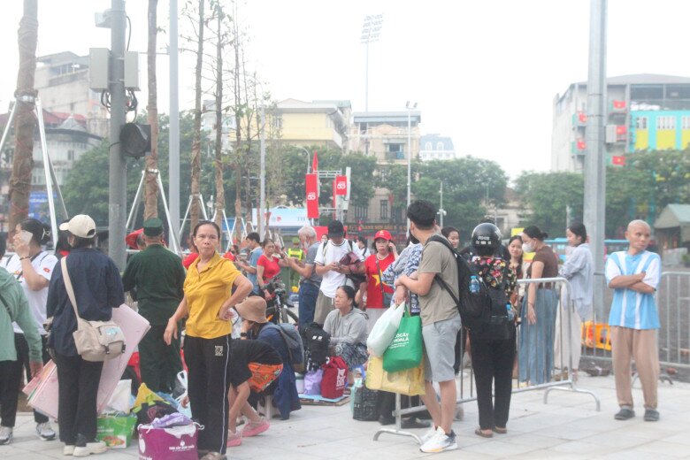 View - Một ngày trước buổi Tổng duyệt: Người dân háo hức từ 4h sáng, chuẩn bị sẵn cơm nắm thức xuyên đêm chờ xem diễu binh | Báo Tri thức và Cuộc sống - TIN TỨC PHỔ BIẾN KIẾN THỨC 24H