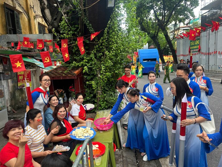 View - Khoảnh khắc dễ thương: “Tạp hóa cô Béo” ở Hà Nội phát miễn phí 200 quả trứng, 40kg hoa quả phục vụ người dân đi xem diễu binh | Báo Tri thức và Cuộc sống - TIN TỨC PHỔ BIẾN KIẾN THỨC 24H