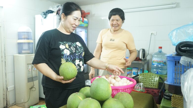 View - Khoảnh khắc dễ thương: “Tạp hóa cô Béo” ở Hà Nội phát miễn phí 200 quả trứng, 40kg hoa quả phục vụ người dân đi xem diễu binh | Báo Tri thức và Cuộc sống - TIN TỨC PHỔ BIẾN KIẾN THỨC 24H